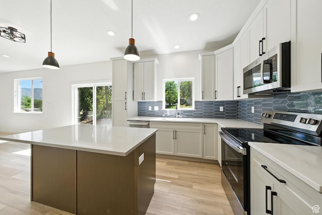4068 S Porter Ave, South Ogden, UT 84403 - kitchen featuring stainless steel appliances, healthy amount of natural light, light wood-style floors, light countertops, and recessed lighting