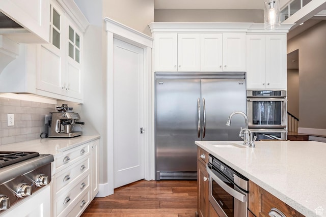 884 E Fence Post Rd S, Fruit Heights, UT 84037 - kitchen with dark wood-style flooring, a sink, appliances with stainless steel finishes, decorative backsplash, and glass insert cabinets
