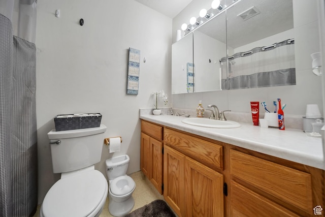 full bathroom with curtained shower, visible vents, vanity, and toilet