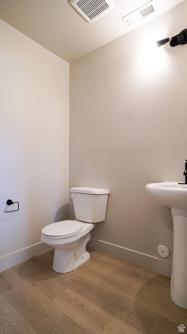 954 W 1880 S, Syracuse, UT 84075 - half bath featuring toilet, baseboards, visible vents, and wood finished floors