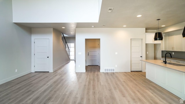 954 W 1880 S, Syracuse, UT 84075 - kitchen featuring light wood-style flooring, a sink, visible vents, and recessed lighting