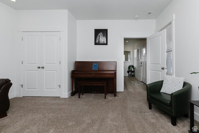637 S 4th W, Preston, ID 83263 - sitting room with carpet and baseboards