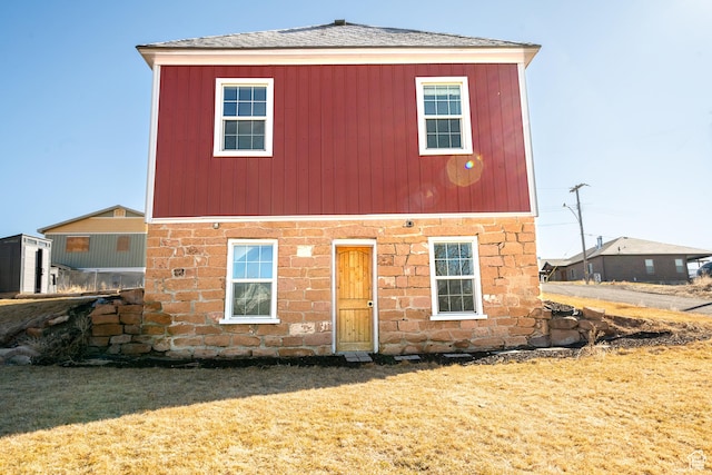 view of front of property featuring a front yard