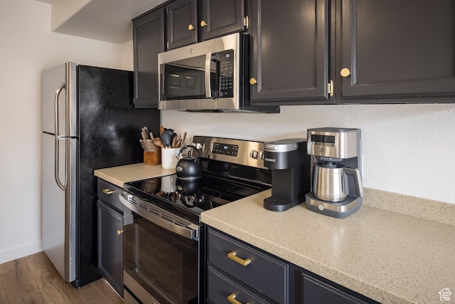 3246 E Fairway Loop, Moab, UT 84532 - kitchen with baseboards, appliances with stainless steel finishes, wood finished floors, and light countertops