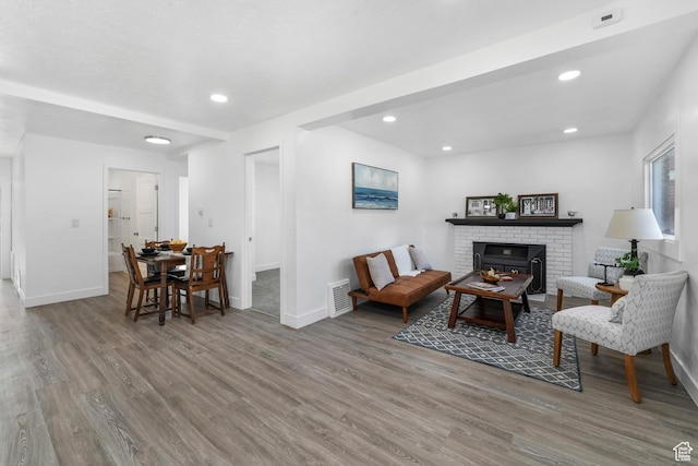 living room featuring recessed lighting, visible vents, baseboards, and wood finished floors