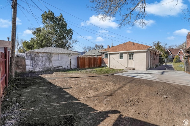 view of yard with an outbuilding and fence