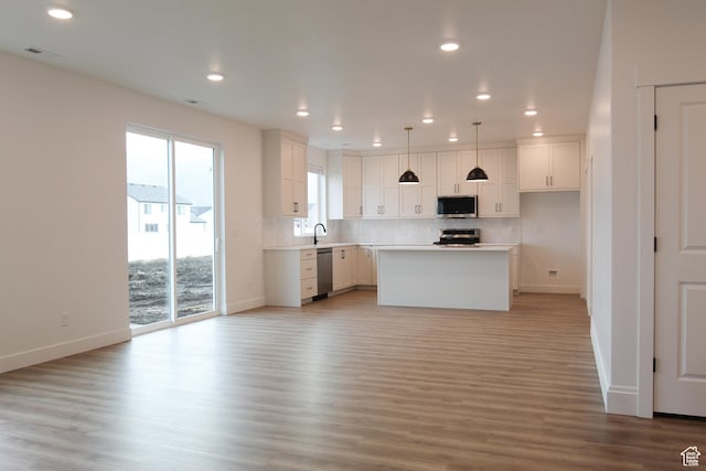 729 E 1250 S, Hyrum, UT 84319 - kitchen featuring appliances with stainless steel finishes, baseboards, decorative backsplash, light wood-type flooring, and recessed lighting