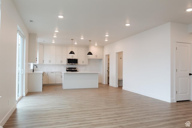 729 E 1250 S, Hyrum, UT 84319 - kitchen featuring stainless steel appliances, light wood-type flooring, open floor plan, decorative backsplash, and recessed lighting