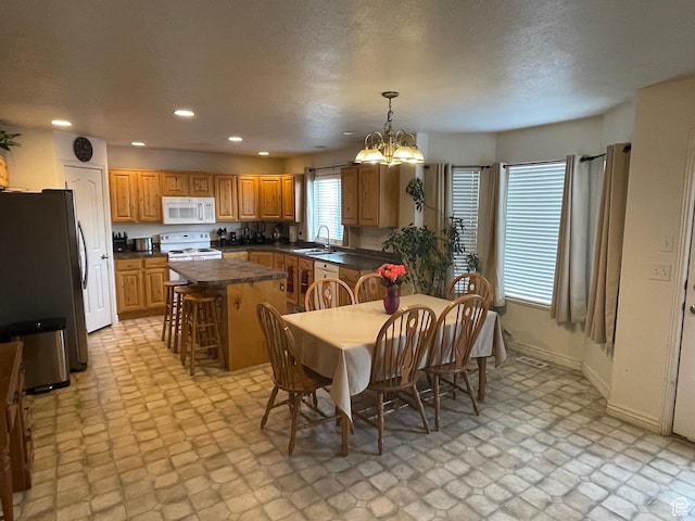 564 W 475 N, Clearfield, UT 84015 - dining space featuring recessed lighting, visible vents, a notable chandelier, and baseboards