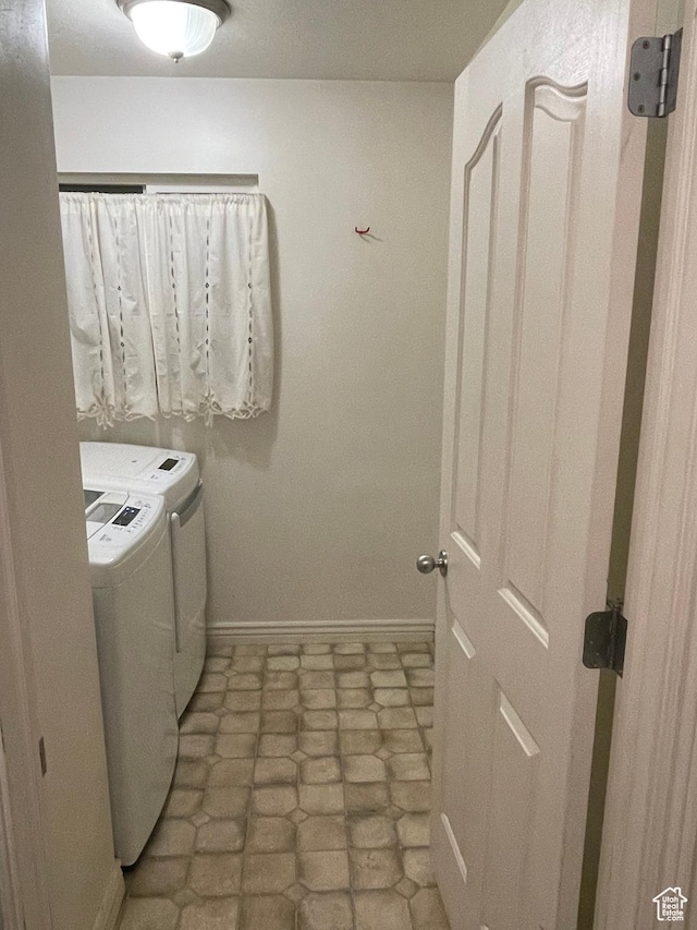 564 W 475 N, Clearfield, UT 84015 - washroom with baseboards, laundry area, and washing machine and dryer