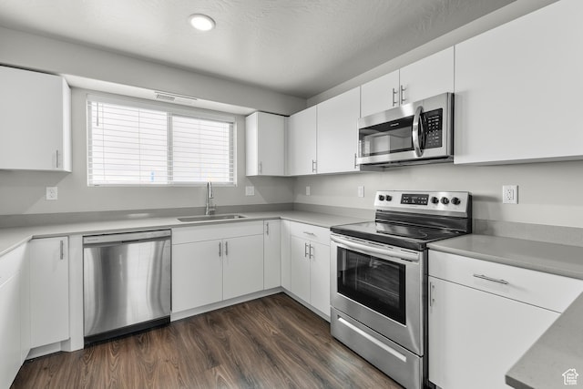 128 N Lone Rock Dr Unit 202, Hurricane, UT 84737 - kitchen with dark wood-style flooring, stainless steel appliances, a sink, and light countertops