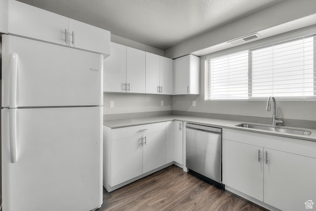 128 N Lone Rock Dr Unit 202, Hurricane, UT 84737 - kitchen featuring a sink, visible vents, light countertops, stainless steel dishwasher, and freestanding refrigerator