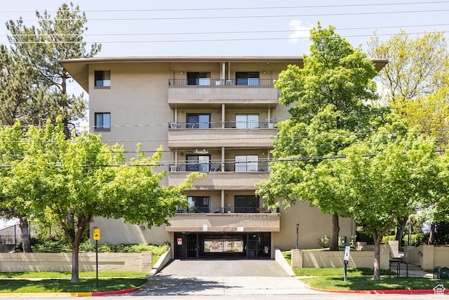 view of apartment building / complex