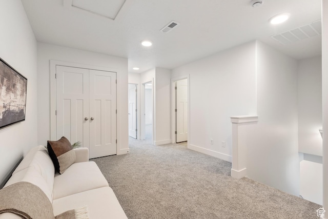 living area with baseboards, visible vents, carpet flooring, and recessed lighting
