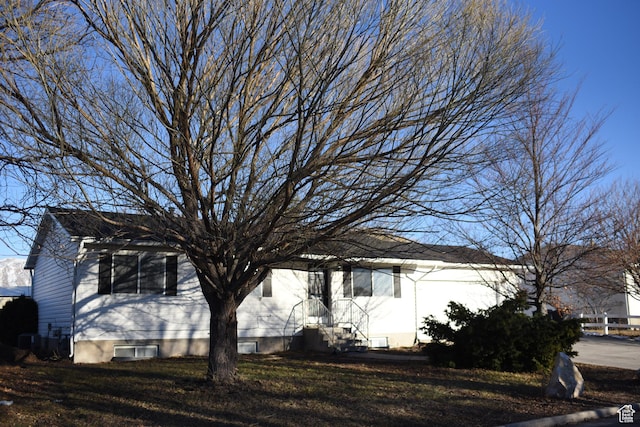 ranch-style house featuring a front yard