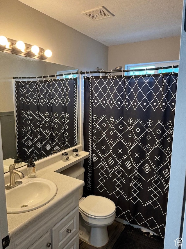 full bath featuring visible vents, toilet, vanity, and a shower with shower curtain