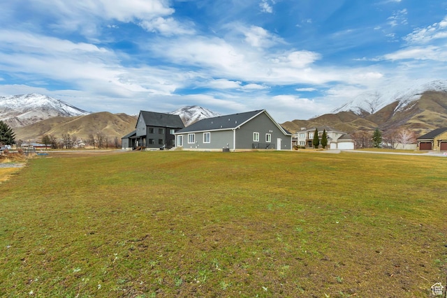 view of front facade featuring a mountain view and a front lawn