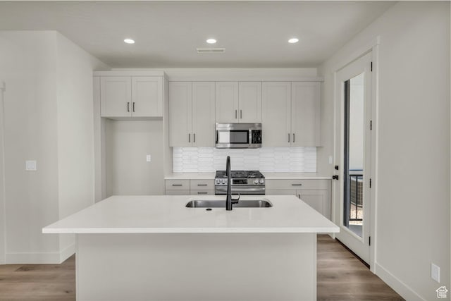 560 W Aqua Cv Unit 506, St George, UT 84790 - kitchen featuring stainless steel appliances, tasteful backsplash, light countertops, light wood-style floors, and a sink