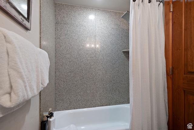 bathroom featuring shower / tub combo