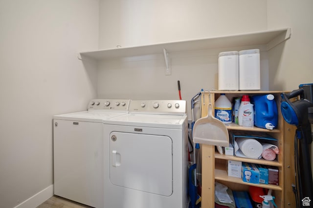 24 S 900 E, Hyde Park, UT 84318 - laundry room featuring laundry area, baseboards, and independent washer and dryer