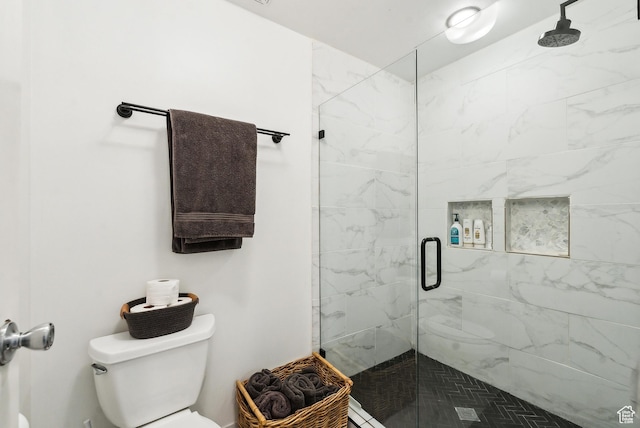 full bath featuring a shower stall and toilet