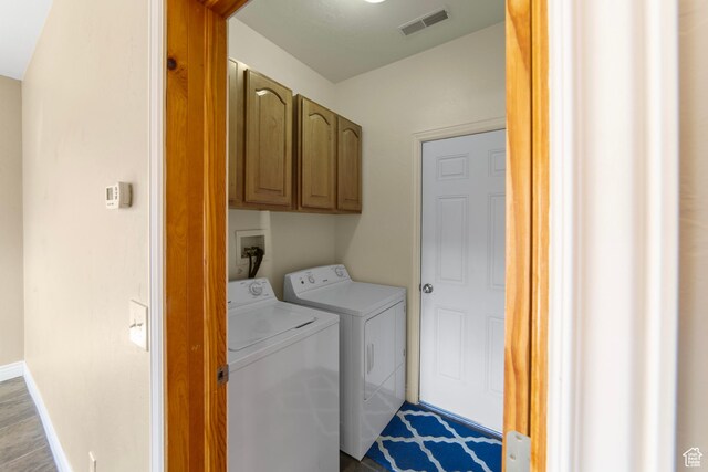 4224 Valle Del Sol, Moab, UT 84532 - washroom featuring cabinet space, baseboards, visible vents, wood finished floors, and washing machine and clothes dryer