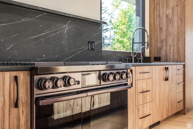 2559 Lupine Ln, Park City, UT 84060 - kitchen with electric range, decorative backsplash, plenty of natural light, and dark countertops