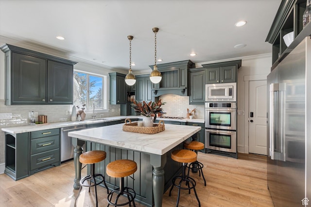 kitchen featuring stainless steel appliances, decorative backsplash, and a breakfast bar area