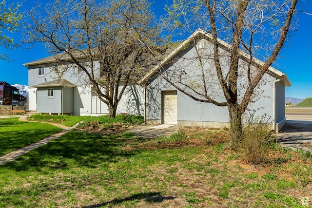 view of front of home featuring a front yard
