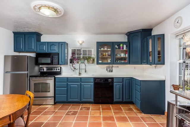 311 N 300 W, Kanab, UT 84741 - kitchen with blue cabinets, black appliances, and a sink