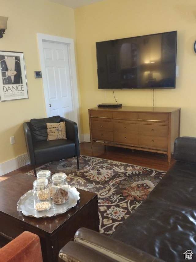 living room with baseboards, dark wood-style floors, and visible vents