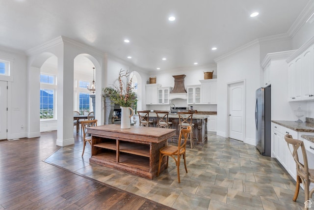 2382 S Spanish Oaks Dr, Spanish Fork, UT 84660 - dining room with arched walkways, baseboards, recessed lighting, and ornamental molding