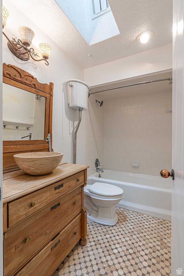 717 E Park Dr N, Hyrum, UT 84319 - full bath featuring visible vents, washtub / shower combination, toilet, vanity, and a textured ceiling