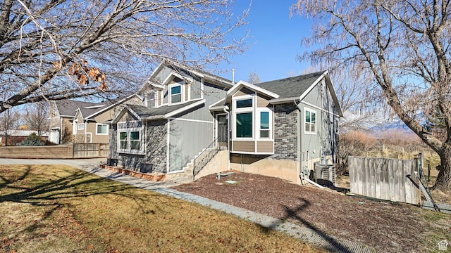 view of front of home featuring fence and a front lawn