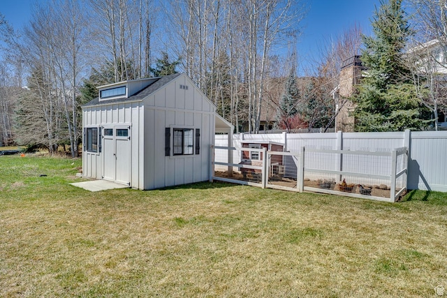 view of outdoor structure featuring an outbuilding and fence