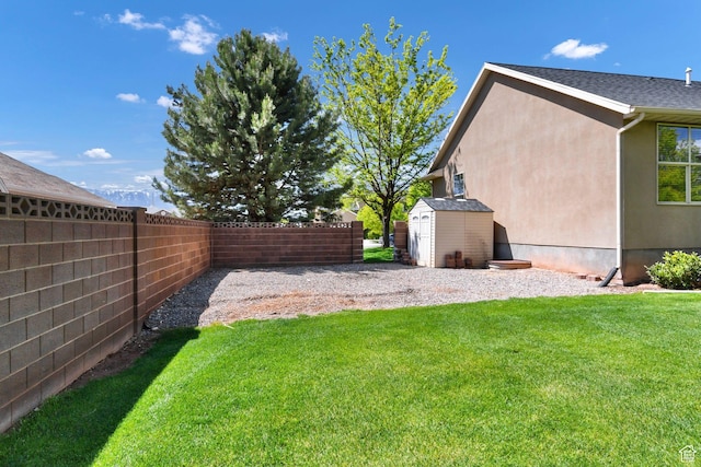 view of yard featuring a storage unit and an outdoor structure