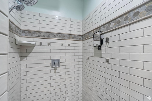 full bathroom featuring a tile shower