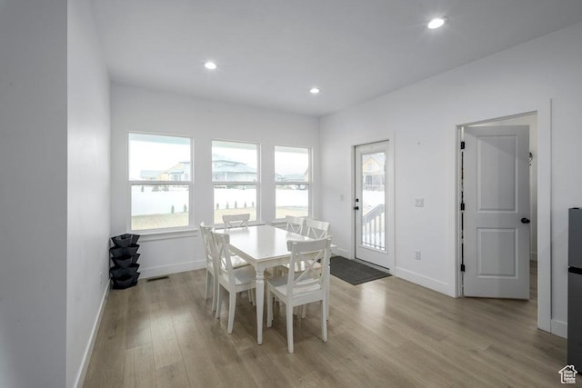 dining area featuring recessed lighting, light wood-style flooring, baseboards, and visible vents