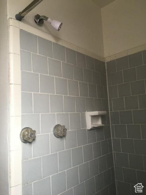 details featuring tiled shower