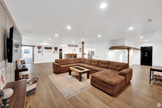living area featuring light wood finished floors, visible vents, recessed lighting, and baseboards