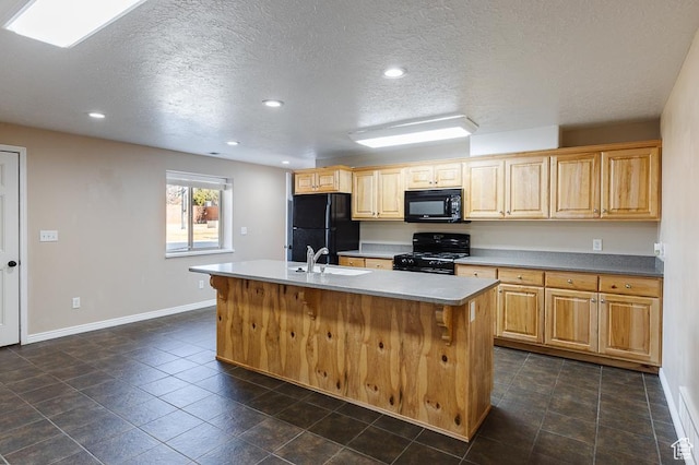 841 E Nichols Canyon Rd, Cedar City, UT 84721 - kitchen featuring baseboards, a center island with sink, recessed lighting, black appliances, and a sink