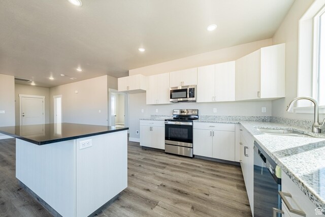 4377 E Colt Cir, Kanab, UT 84741 - kitchen featuring recessed lighting, a sink, appliances with stainless steel finishes, white cabinetry, and light wood-type flooring