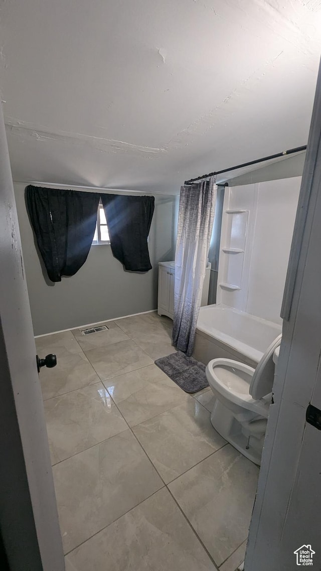 full bathroom featuring shower / bathtub combination with curtain, toilet, and visible vents