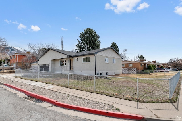 view of front of home featuring a fenced front yard