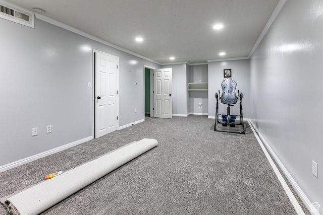 exercise room with recessed lighting, baseboards, visible vents, and ornamental molding