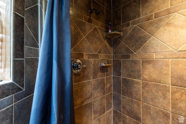 bathroom featuring a tile shower