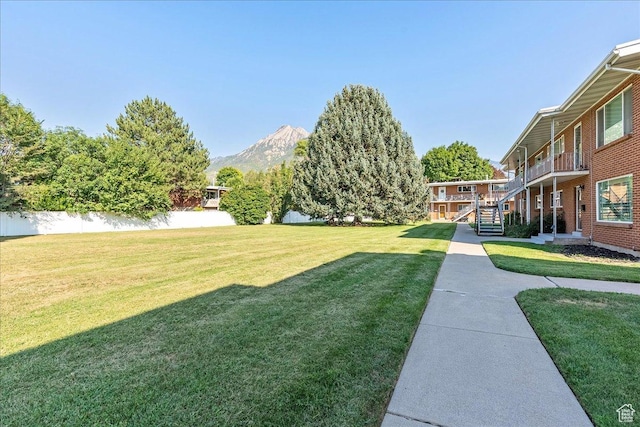 view of yard featuring a mountain view