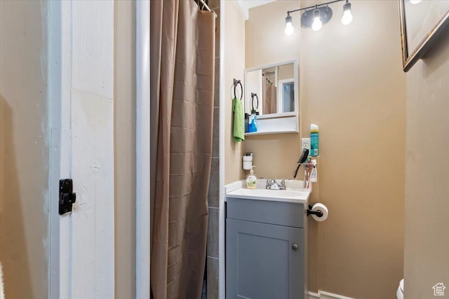 full bath with vanity, toilet, and a shower with curtain