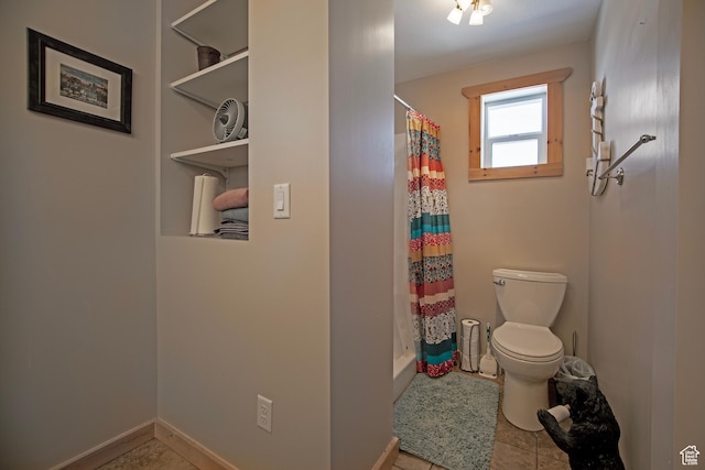 3186 S Sweetwater Pkwy, Garden City, UT 84028 - bathroom featuring toilet, curtained shower, tile patterned floors, and baseboards