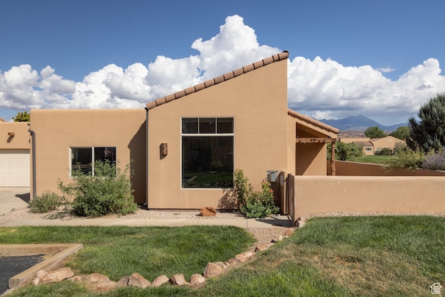 3686 S Spanish Valley Dr Unit U-3, Moab, UT 84532 - view of front of property featuring stucco siding, a mountain view, and a front lawn
